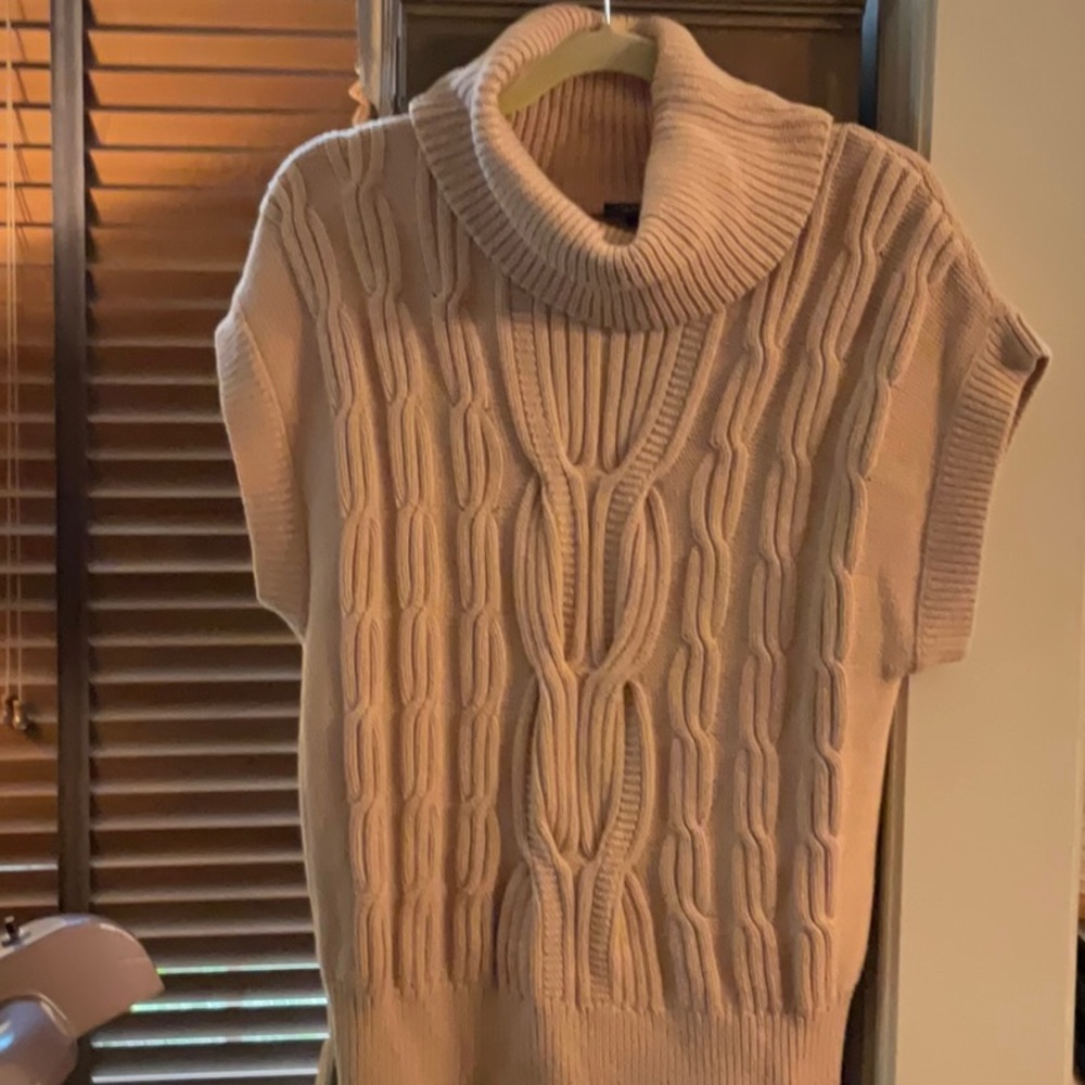 Beautiful knit vest in buttery taupe.  Ribbing design fabulous.  Size M.  Great.
